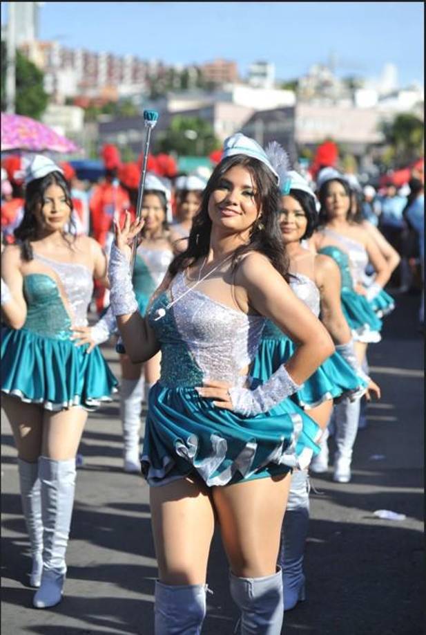 Kimberly Flores, con su bella mirada no solo cautivó a los presentes en el desfile, sino también al lente de los fotógrafos de Opsa.