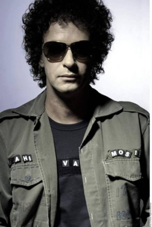 Luego de la disolución de Soda Stereo, Cerati se dedicó a la experimentación electrónica y sinfónica con discos como 11 episodios sinfónicos.
