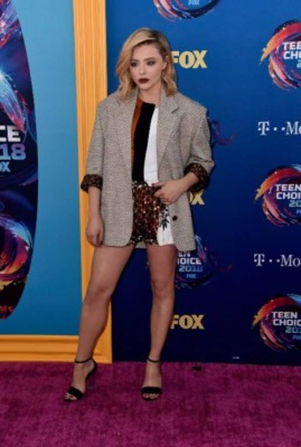 La actriz Chloë Grace Moretz dio un toque casual a su look con una chaqueta y un maquillaje bastante sencillo.<br/>