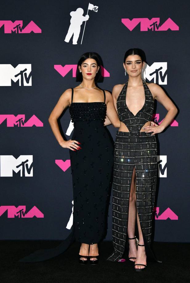 Las TikTokers Charli D'Amelio y Dixie D'Amelio llegaron así a la alfombra rosa.