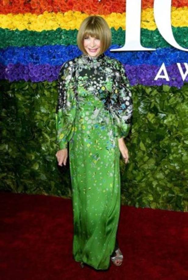 La experta en moda Anna Wintour coordinó personalmente la cinta floral del arco iris que corría a lo largo de la parte posterior de la alfombra roja. Con 22,000 rosas pintadas rindió homenaje al Mes del Orgullo y las raíces LGBTQ + de la comunidad teatral. <br/><br/>Su vestido, estampado con brillantes detalles florales, combinaba perfectamente con el tema de la noche.<br/><br/>