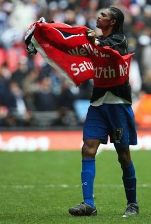 Nwankwo Kanu. Este nigeriano se refugió en la religión cuando tuvo problemas del corazón y fue operado. Siempre agradece a Dios por salvarlo y participa en obras de caridad.