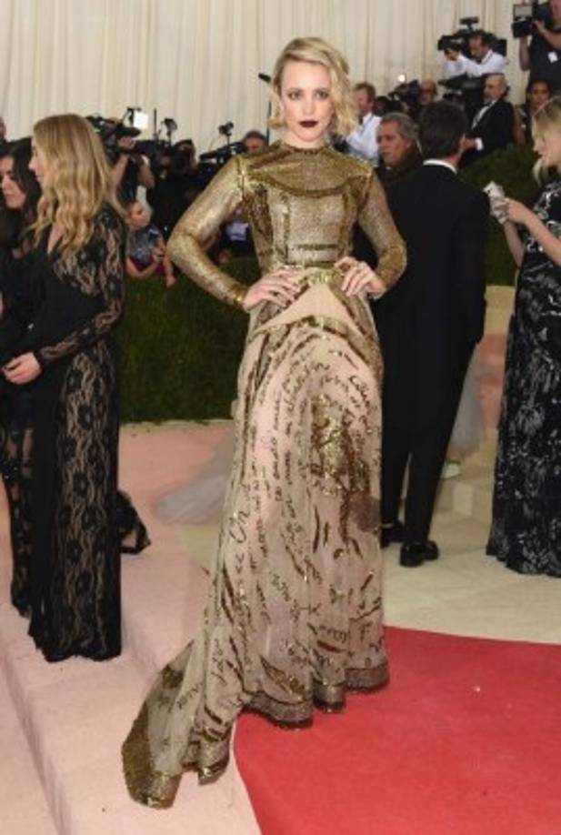 Rachel McAdams en un Valentino dorado.