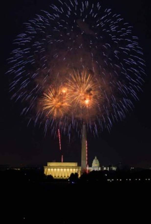 Así se vieron los fuegos artificiales lanzados sobre el National Mall durante la celebración del Día de la Independencia en Washington, DC.