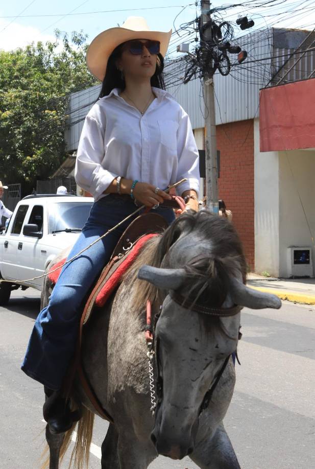 Una de las jóvenes caballistas en su recorrido por la tercera avenida de San Pedro Sula.