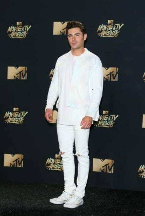 El guapísimo Zac Efron apostó por el blanco en un look de John Elliottco.