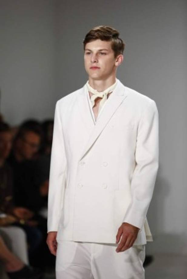 Sus diseños para la nueva temporada y ha hilvanado durante tres meses una excepcional propuesta donde la prenda estrella será la guayabera, una pieza muy a su estilo, a su ingenio, a su magistral sastrería.