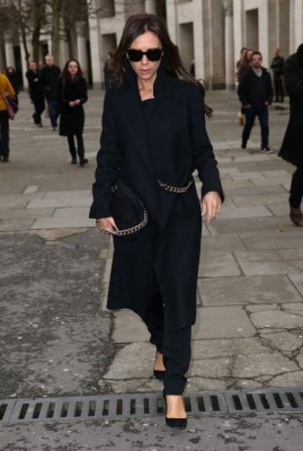 Durante el último desfile de Victoria Beckham en Nueva York a muchos les chocó ver a las modelos con zapato plano de estilo masculino. La sorpresa fue mayúscula cuando la diseñadora apareció a saludar al comienzo de la pasarela con unas sneakers blancas. Un momento: ¿la misma mujer que dijo que sin tacones no podía pensar llevaba calzado deportivo?