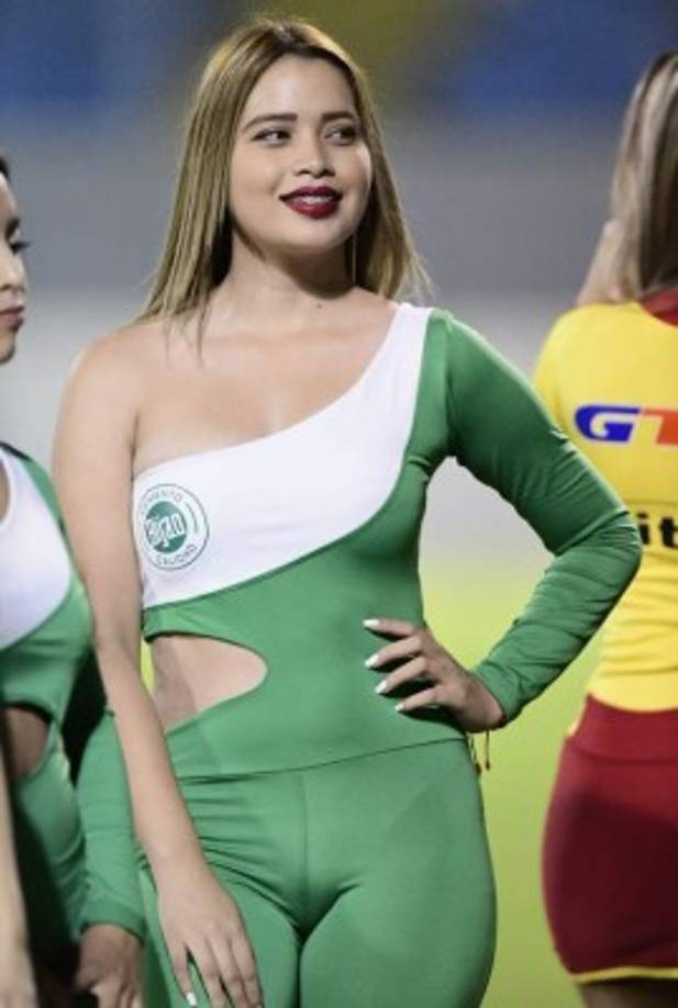 Esta guapa edecán en el estadio Morazán, previo al juego Marathón-Real Sociedad.