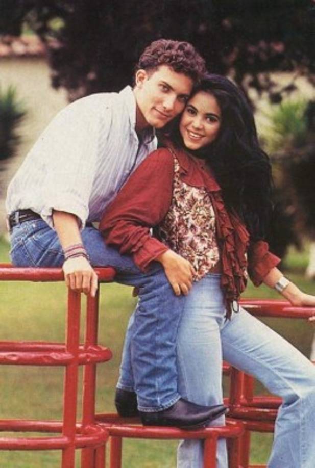 1992. Oscar Ulloa<br/><br/>Al año siguiente, Shakira conocio a su segundo Oscar en las playas de Barranquilla, un joven estudiante unversitairo de apellido Ulloa. El romance duró un año mas y finalizo. Como en su primer noviazgo, lo intentaron de nuevo pero no resulto. También quedaron como amigos.