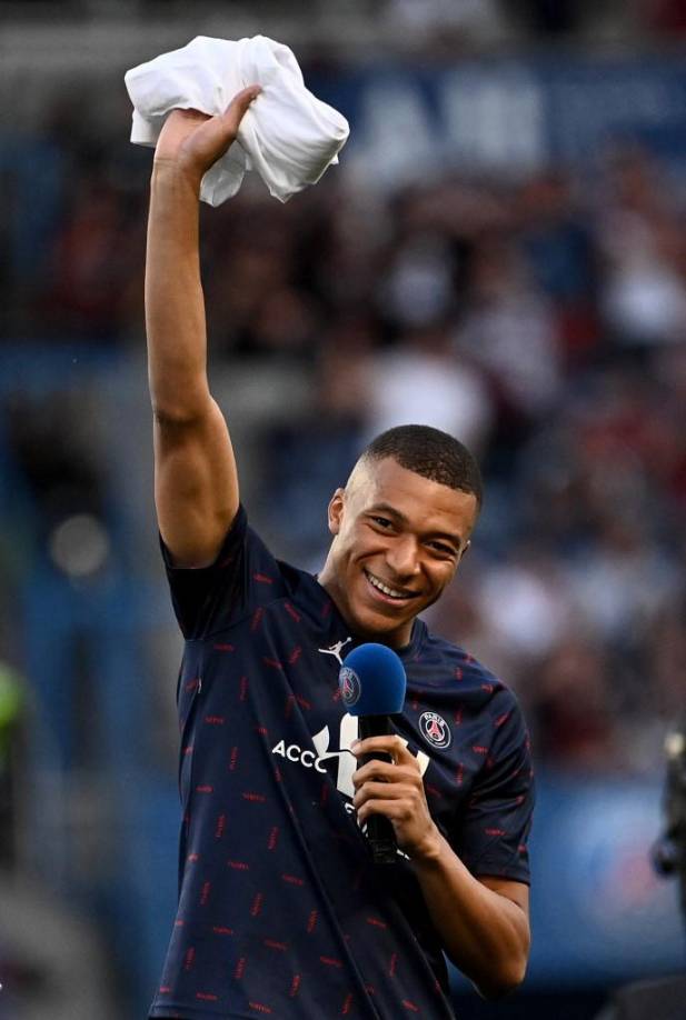 Mbappé se convirtió así en el protagonista del día, que tuvo otros momentos para el recuerdo, especialmente el emotivo adiós del argentino Ángel Di María, que firmó uno de los tantos de su equipo en el día en el que jugaba su último partido con el club, que abandonará después de siete años.