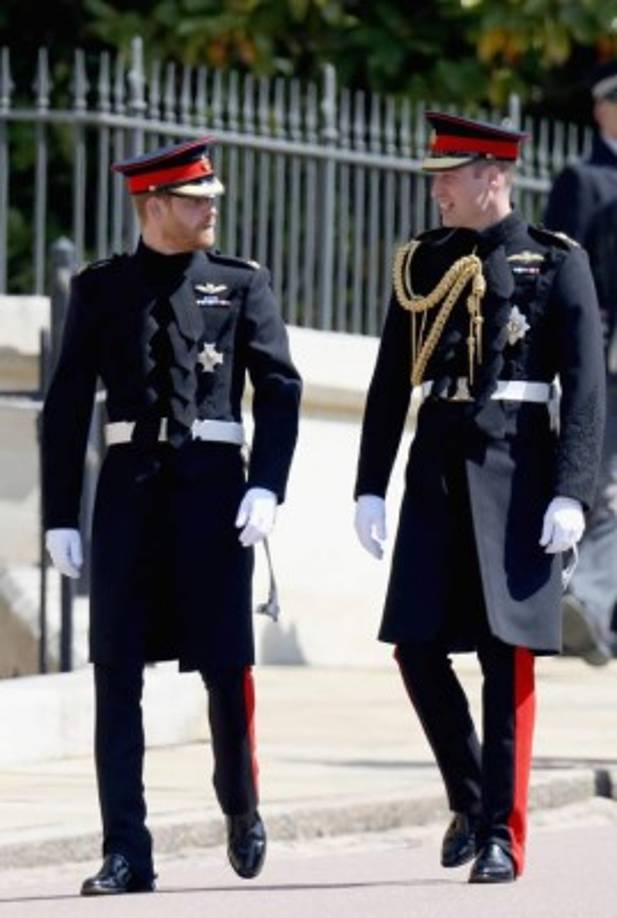 Como es la tradición el príncipe Harry y su hermano, William -quien fue padrino de la boda- se vistieron con uniforme militar formal.