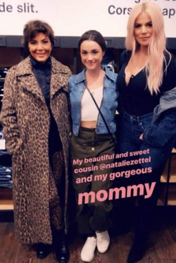 Este lunes Khloé Kardashian publico un Snapchat junto a su madre y Natalie.<br/><br/>'Con mi bella y dulce prima Natalie Zettel y mi hermosa madre', escribió la estrella de The Revenge Body sobre la imagen.