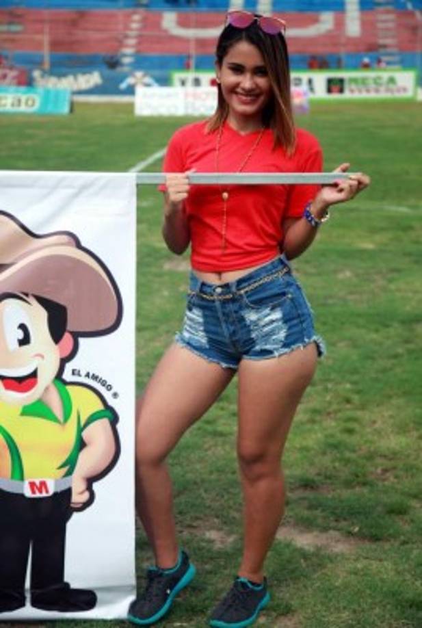 Esta hermosa chica posando en la cancha del estadio Municipal Ceibeño.