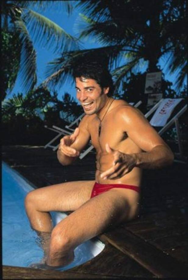 Chayanne siempre se ha caracterizado por tener un cuerpo que nos deja suspirando en sus presentaciones, especialmente con sus movimientos.