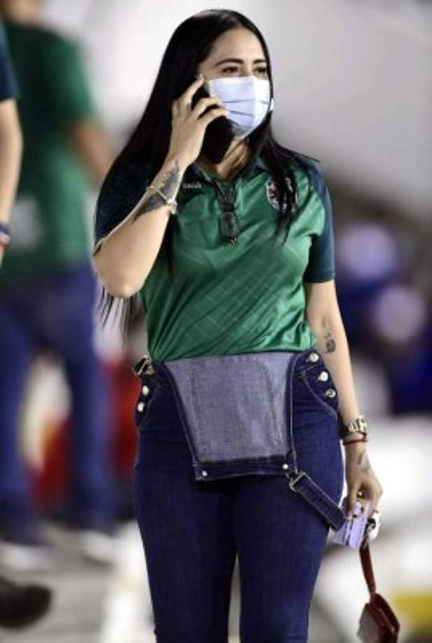 Esta bella aficionada del Marathón flechó en las gradas del estadio Olímpico.