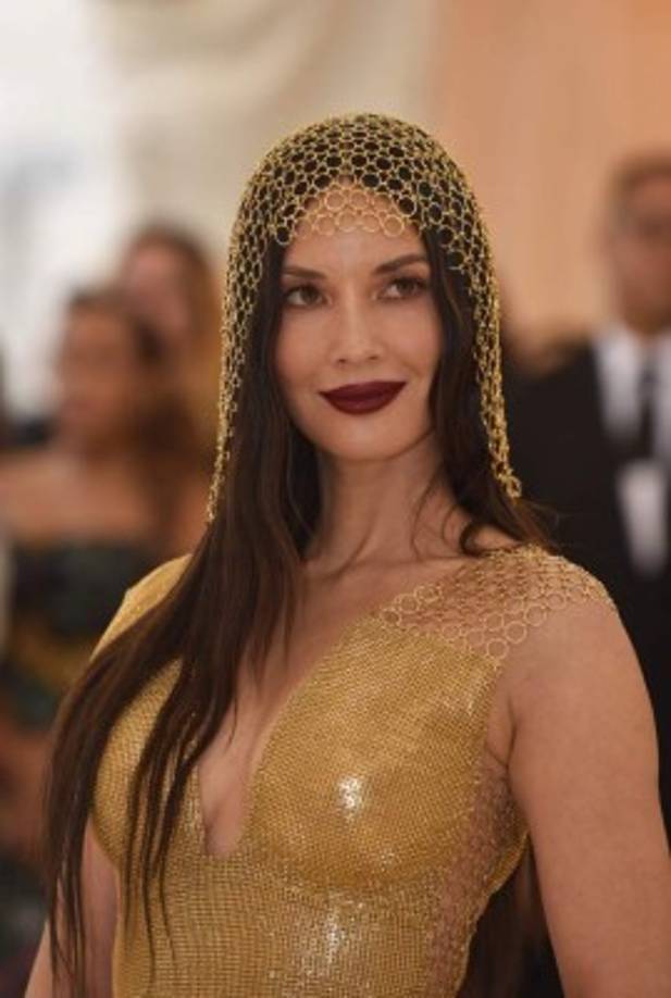 Olivia Munn sorprendió con este look dorado creado por ella misma en colaboración con H&M.