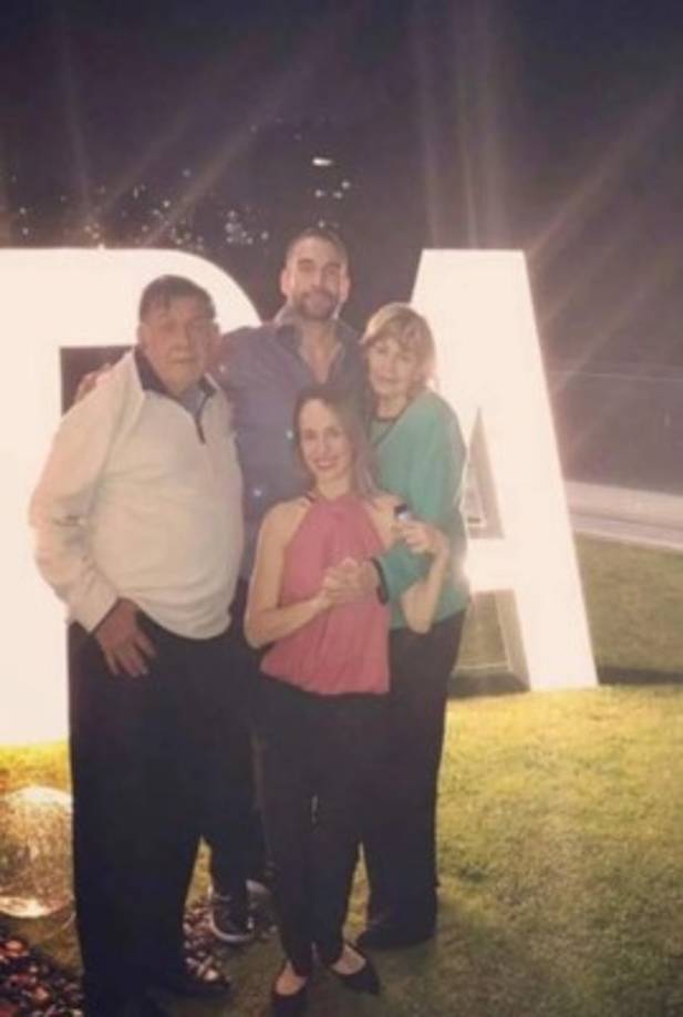 Debido al secretismo que ha rodeado la vida del actor desde su salida de ESDLC en la temporada 6 algunos dudan que haya siquiera estado en el set de la temporada 7. El actor no ha sido captado en público y las únicas fotos de este en las redes fueron compartidas por su hermana en el marco de su cumpleaños en mayo de este año.