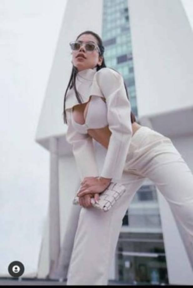 Poco a poco, Kenia fue ganando fama y al día de hoy es considerada como una de las influencers más populares de redes sociales con 9.8 millones de seguidores en Instagram.