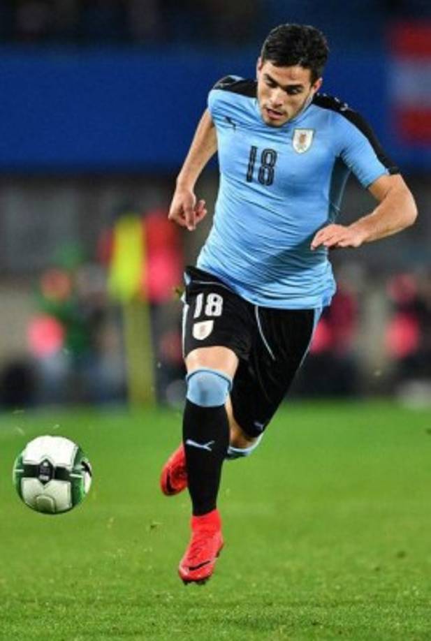 Maximiliano Gómez: Según Catalunya Ràdio, el jugador se reunió con Luis Suárez y con ello se incrementan los rumores de que podría llegar a reforzar al Barcelona. Cuenta con 22 años de edad, ha jugado en el Defensor Sporting y actualmente en Celta de Vigo.