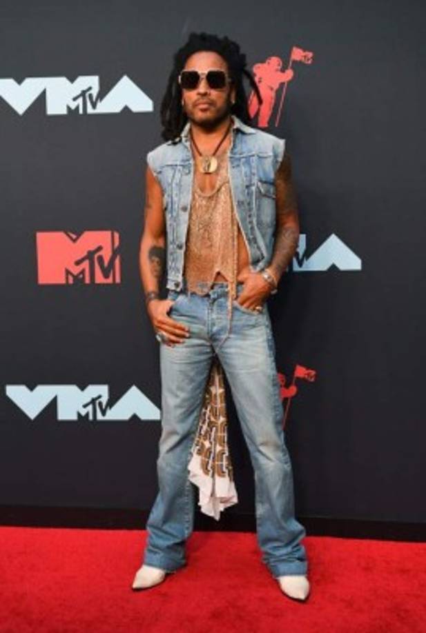 Lenny Kravitz súper casual y vintage en pantalones (acampanados!) y chaqueta de mezclilla.