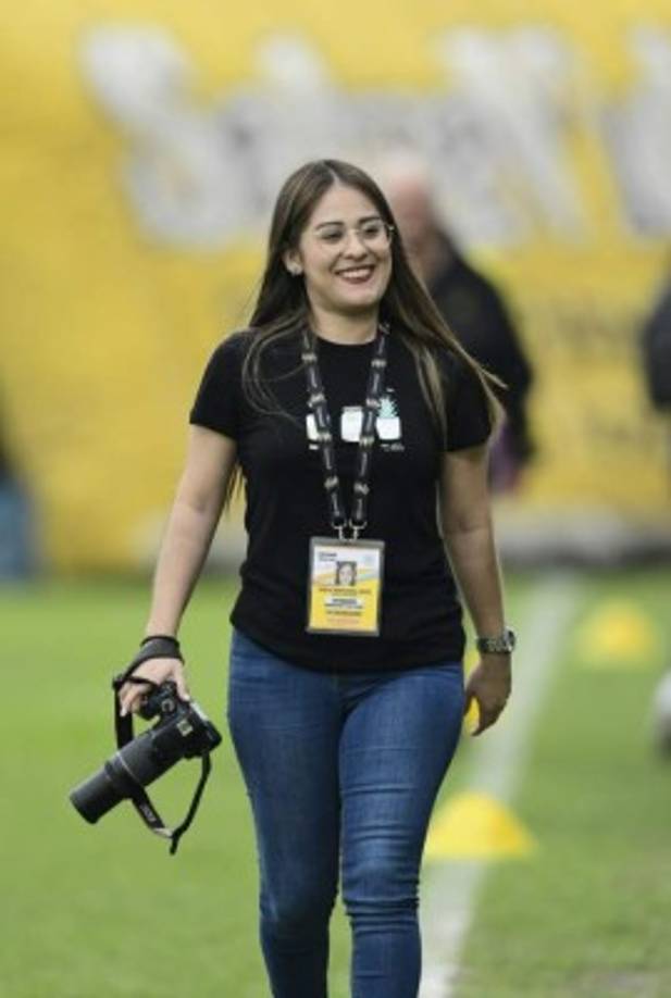 La linda Karla López no faltó en el Morazán.