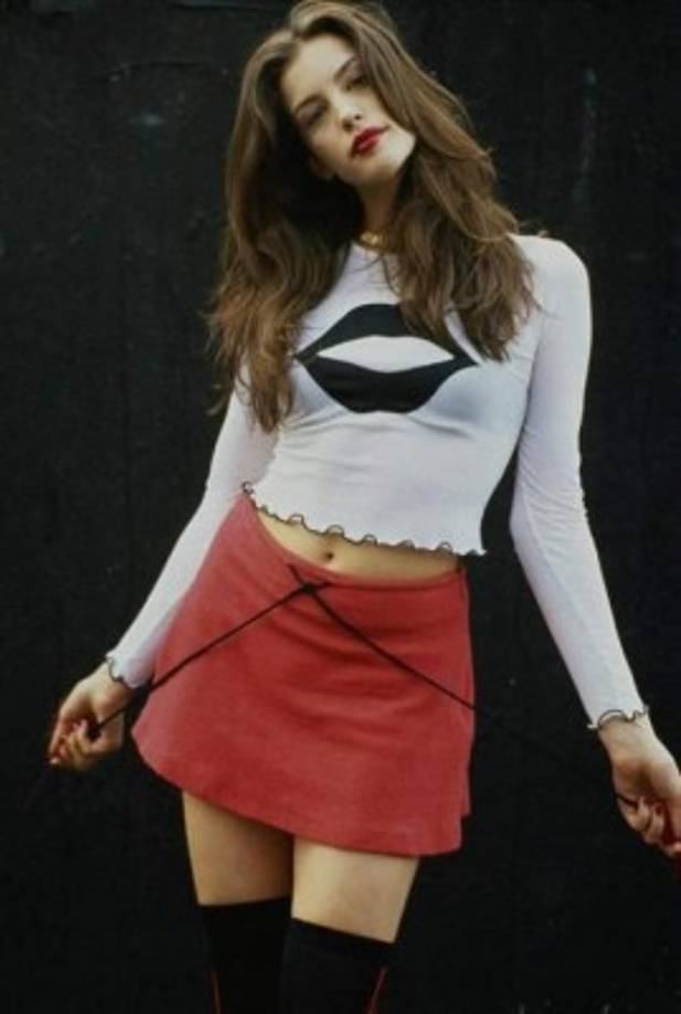 También es recordada por algunos nostálgicos por su participación en el video de la canción “Crazy”, del grupo Aerosmith, donde apareció junto a otra belleza de los años 90’, Alicia Silverstone.