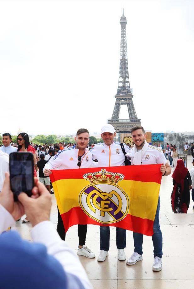 Miles de aficionados del Real Madrid han viajado a París para apoyar a su equipo en la final de la Champions.