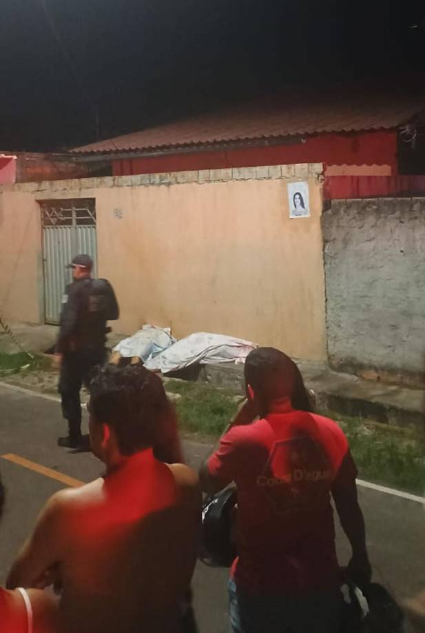 Fue en ese instante cuando un vehículo negro se acercó y sorprendió a las víctimas con varios disparos. Uno de los ocupantes de dicho carro bajó y abrió fuego contra los hombres. 