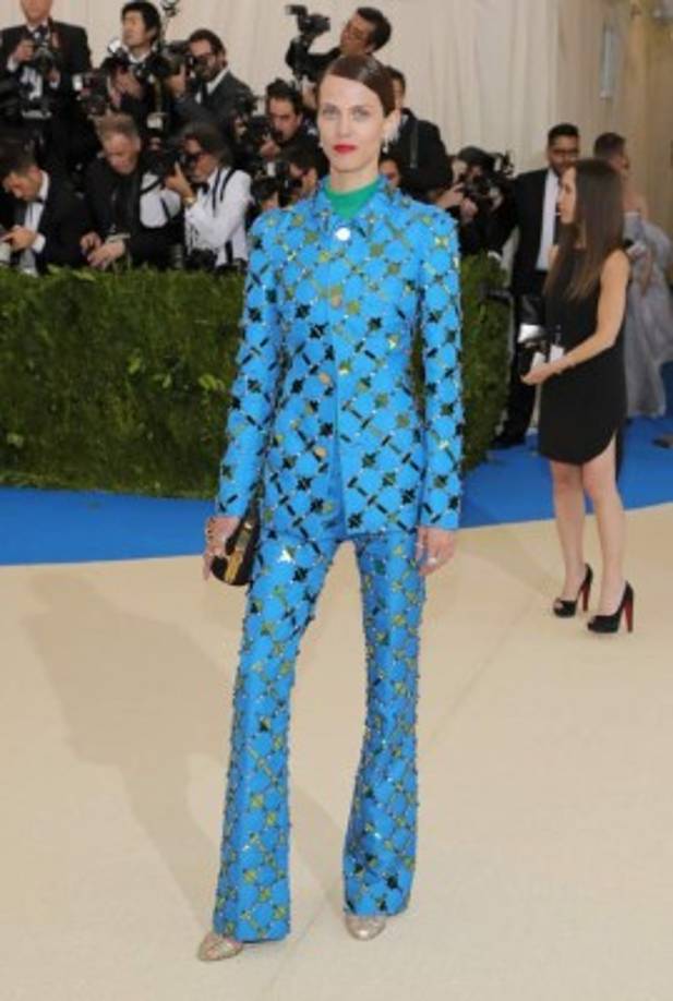 La alfombra roja será especialmente singular este año, pues los diseños de Kawakubo no son precisamente odas minimalistas. <br/>La modelo francesa Aymeline Valade en un traje.<br/>