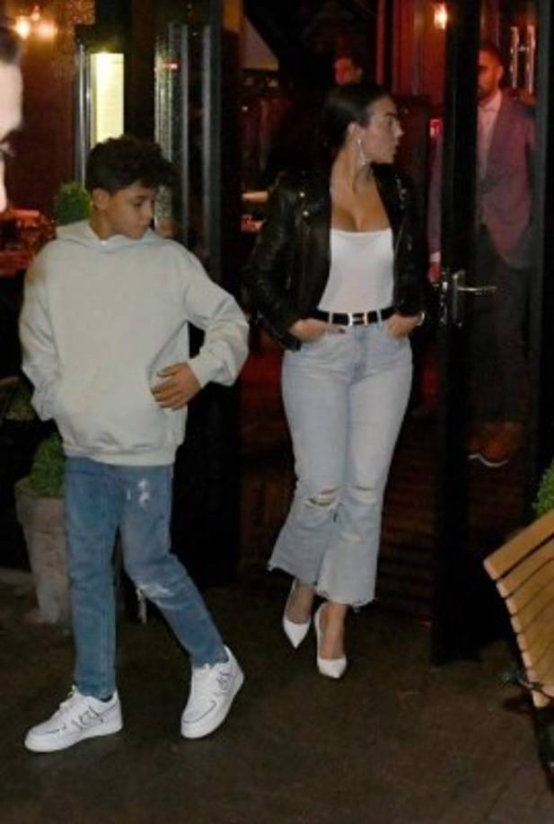 Momento en el que Georgina y uno de los hijos de Cristiano Ronaldo llegaban al restaurante para compartir con los jugadores del Manchester United. Foto Zenpix.