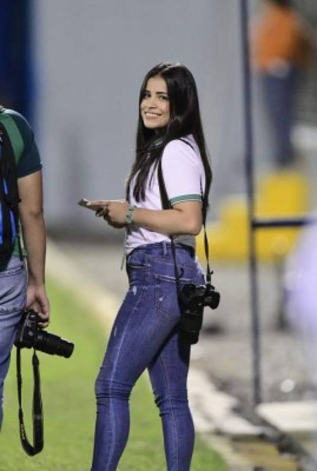 La bella fotógrafa de Marathón, Karen Gissell, en el estadio Morazán durante el juego ante Real Sociedad.