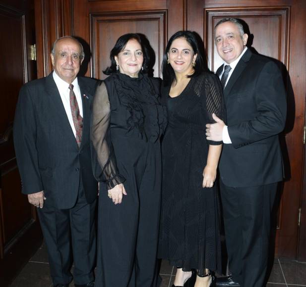 Roberto y Carmen Diban junto a Dayana y Alex Canahuati