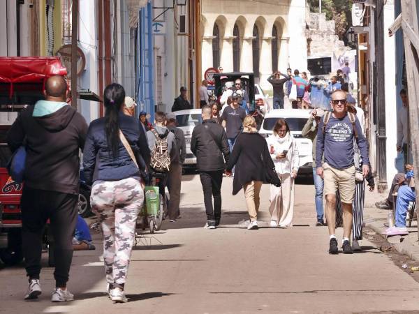 Fotografía del 29 de enero de 2026 que muestra a personas caminando por una calle en La Habana (Cuba). EFE/