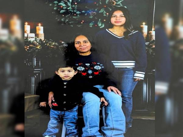 Fotografía divulgada por la Oficina del Sheriff del Condado de Mobile donde aparecen Aurelia Choc Cac (c) y sus dos hijos, Niurka Zulet, de 17 años, y Anthony García, de dos añitos, que desaparecieron el pasado 30 de enero en su residencia en el condado de Mobile, Alabama (EE.UU.). EFE
