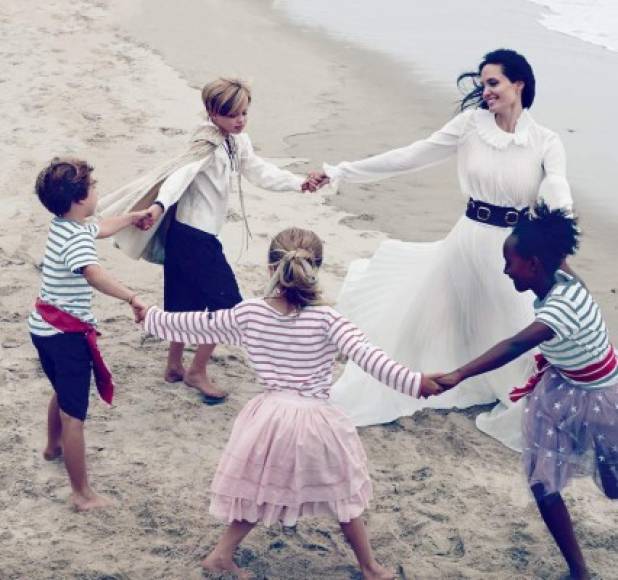Angelina Jolie en la playa vestida de Óscar de la Renta juega en la playa con cuatro de sus seis hijos.