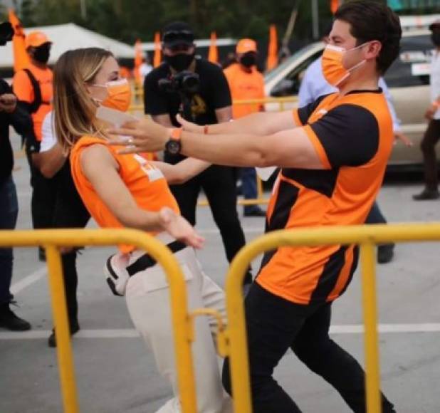 García, de 33 años de edad, y su esposa bailaron en las calles con los ciudadanos, cantaron ellos mismos el pegajoso tema de su campaña e invitaron a grupos musicales reconocidos, como los Kumbia Kings a sus multitudinarios eventos.