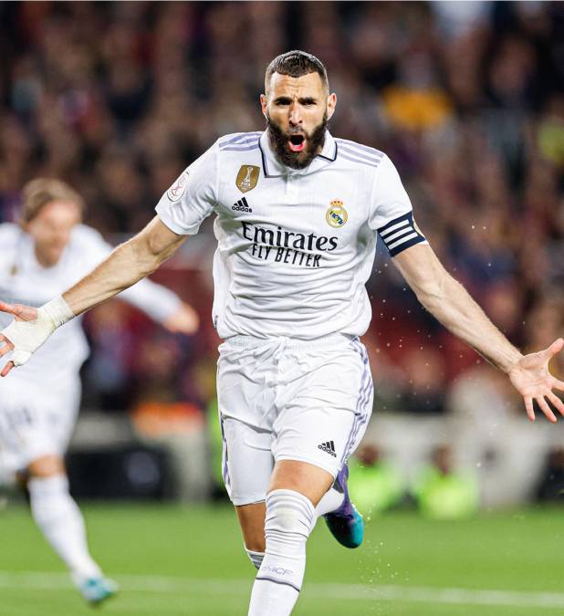 La celebración Karim Benzema tras marcar su primer gol del Clásico y el 0-2 del Real Madrid ante el Barcelona.