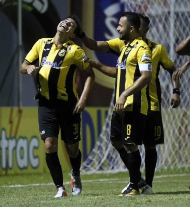 Jhow Benavídez siendo felicitado por sus compañeros tras el golazo.