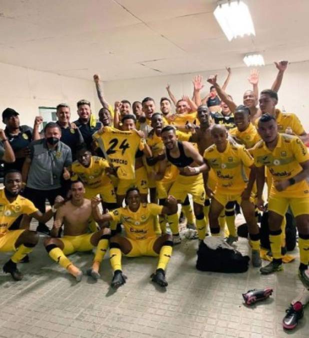 La celebración de los jugadores del Real España en el camerino del Yankel Rosenthal.