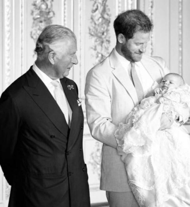 Su abuelo, el príncipe Carlos, también dedicó un mensaje a su cuarto nieto en su cuenta de Clarance House que acompañó con una foto que lo muestra contemplando a Archie después de su bautizo en julio de 2019.