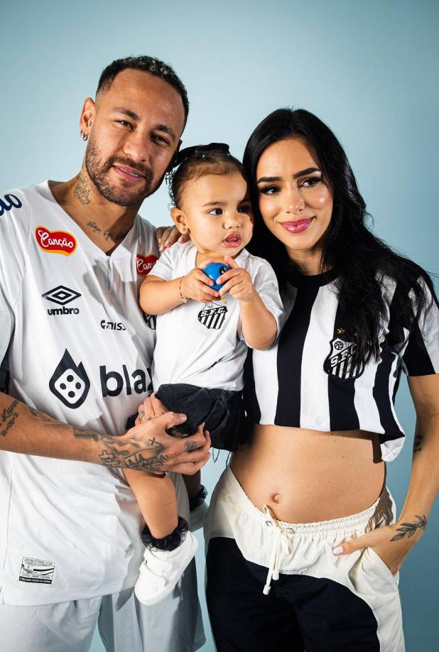 Neymar fue acompañado en los actos del día con el Santos por su pareja sentimental Bruna Biancardi y hija que tienen juntos.