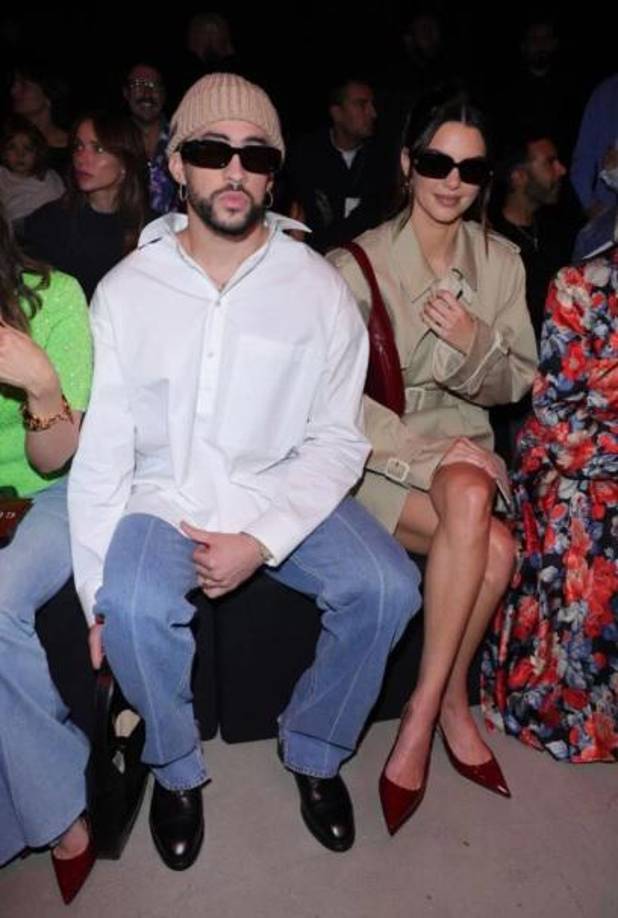 Los rumores de una supuesta relación entre Kendall y Benito comenzaron a mediados de febrero, cuando fueron captados saliendo a cenar en Los Angeles. Sin embargo, fue hasta la Semana de la Moda en Milán cuando se les vio oficialmente juntos ocupando la primera línea del desfile de Gucci en el gran debut de Sabato de Sarno.