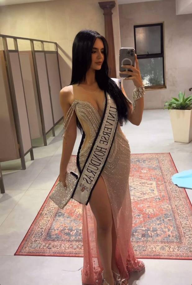 Este vestido es una creación del diseñador salvadoreño Brayan Pérez. 