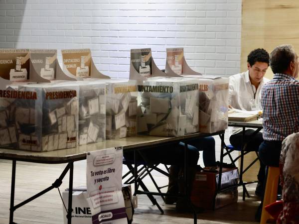 Cierre de centros de votación de las elecciones generales mexicanas este domingo, en un colegio electoral, en el municipio de Toluca en el Estado de México. Felipe Gutiérrez / EFE