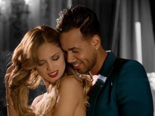Romeo Santos acompañado de Eiza Gonzalez en el video de Propuesta Indecente.