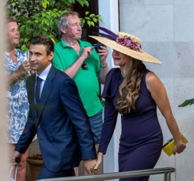 El tenista David Ferrer, acompañado de su mujer, Marta Tornel, quien acaparó miradas luciendo una pamela de rafia con flores en tono púrpura, a juego con su vestido. El toque de color lo ha puesto con un clutch amarillo.
