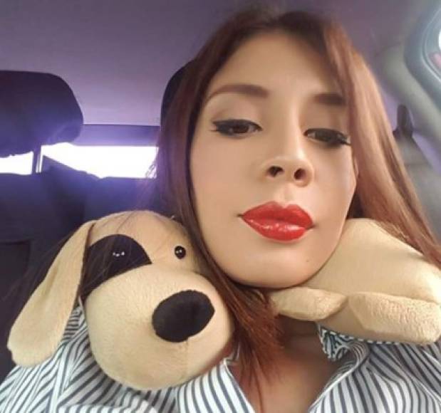 La modelo compartió esta imagen en su cuenta de Facebook: Iroshka Elvir de Nasralla, y junto a ella un mensaje que dice: 'Con vómito y dolor de cabeza', el cual tiene a todos sus seguidores en zozobra.