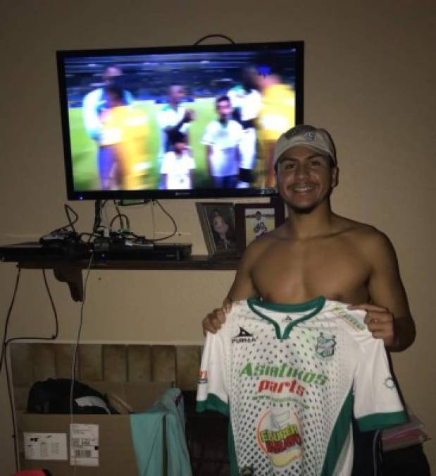 Jonathan Cisneros muestra en sus redes sociales que siempre pasa pendiente del Platense. Celebró la obtención de la Copa Presidente del club escualo.