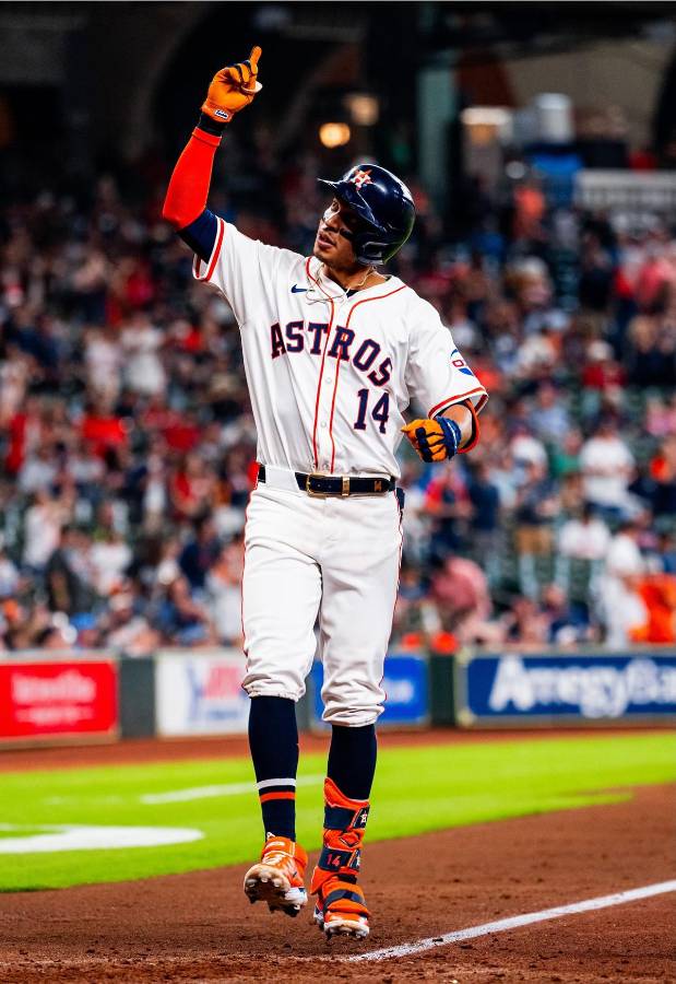 El beisbolista hondureño celebrando su cuadrangular.
